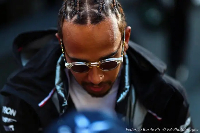 Hamilton, critiche ai ‘vagabondi’ via social