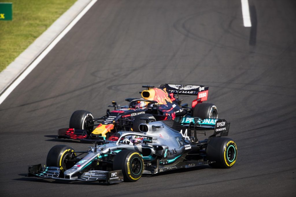 Max Verstappen e Lewis Hamilton nel corso del GP Ungheria 2019