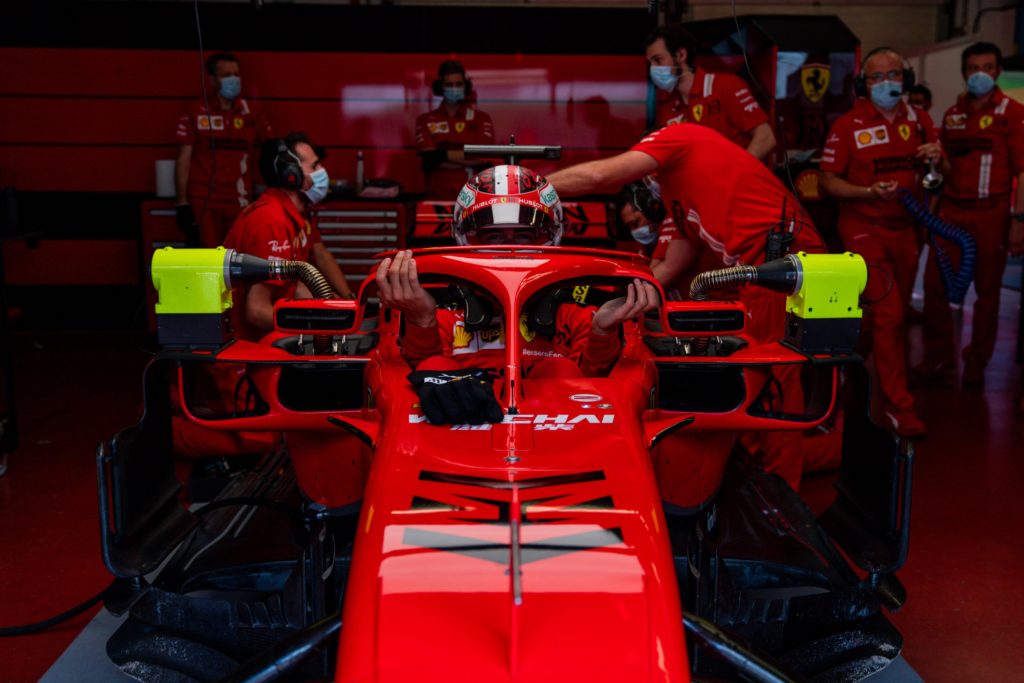 Charles Leclerc si cala all'interno dell'abitacolo della SF71-H nel corso dei test al Mugello Circuit della settimana scorsa