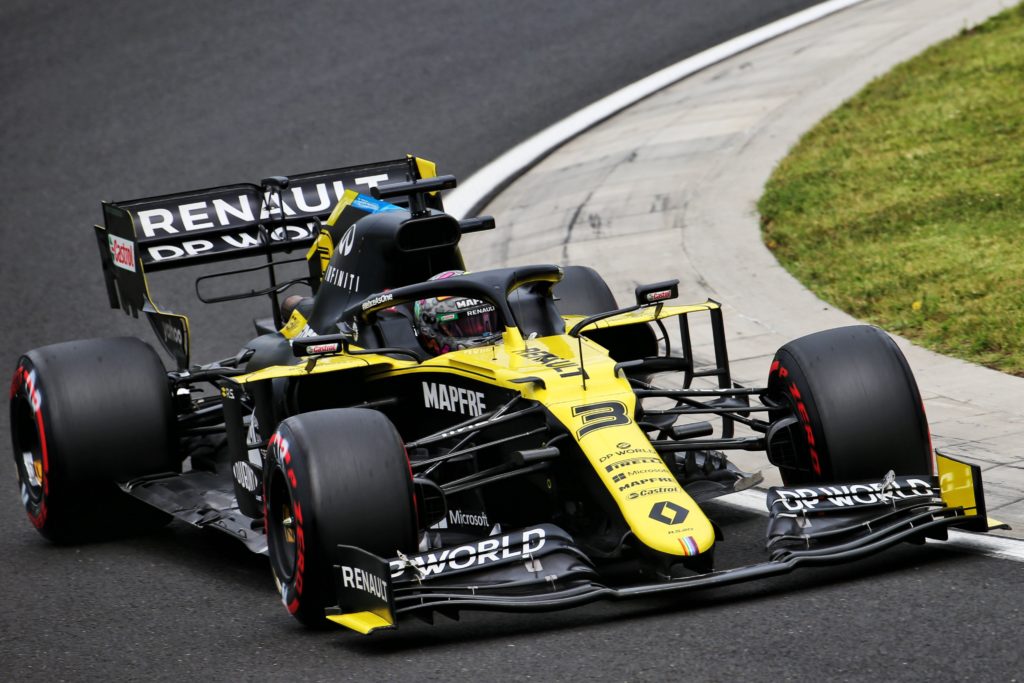 Daniel Ricciardo alla guida della Renault R.S.20 all'Hungaroring