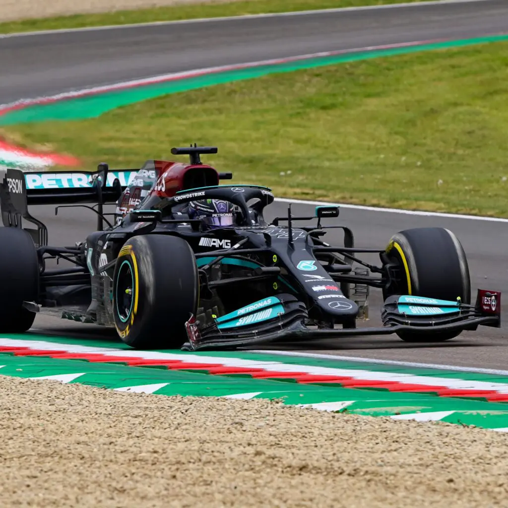 Il passo gara di Hamilton non illude Mercedes: Red Bull lontana