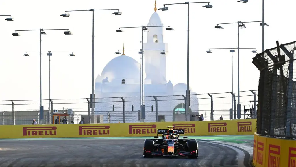 Arabia Saudita: Sergio Perez impegnato tra i muretti della pista di Jeddah