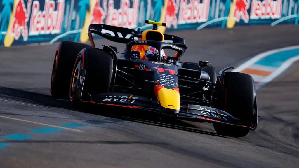 F1, Sergio Perez in ingresso della curva 14 al Miami International Autodromo alla guida della Red Bull RB18