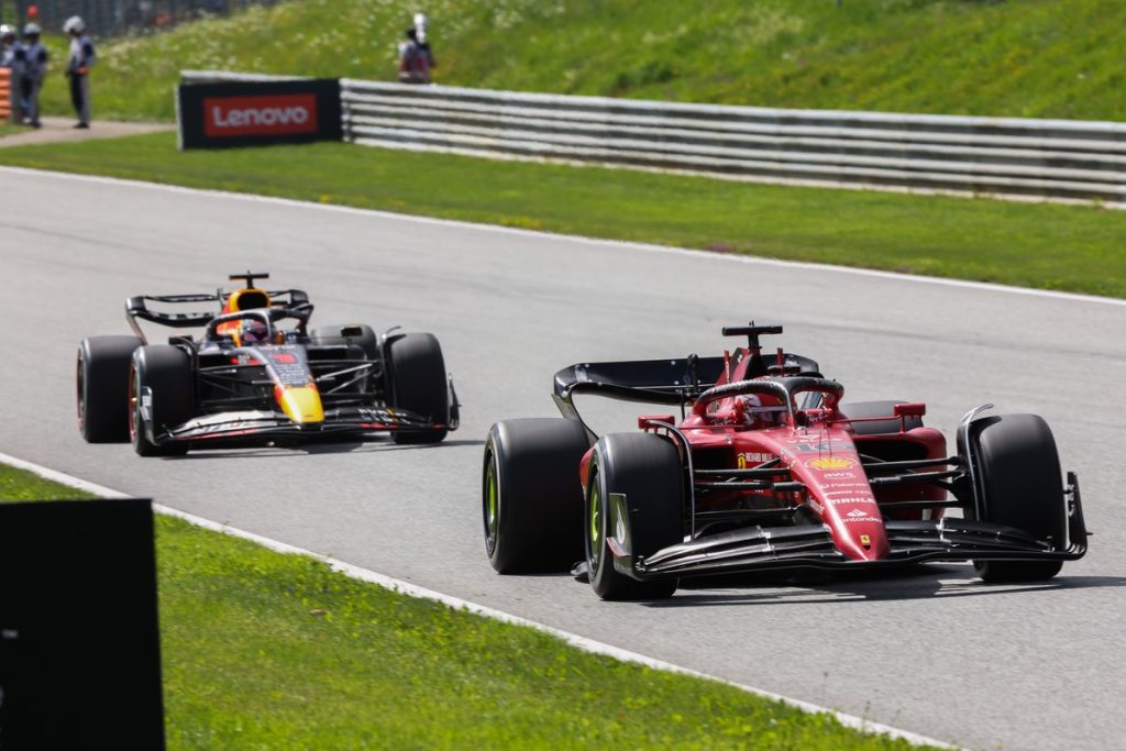 F1, Charles Leclerc (Scuderia Ferrari F1) precede Max Verstappen (Oracle Red Bull Racing) durante il Gp d'Austria 2022