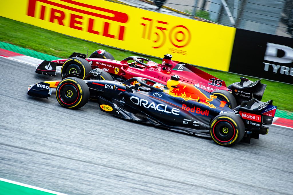 F1, Charles Leclerc sopravanza Max Verstappen nel corso del GP 'Austria 2022